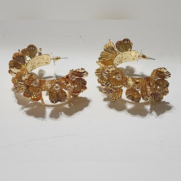 House of‎ Harlow 1969 Gold Flower and Faux Pearl Hoop Earrings New! - Picture 6 of 11